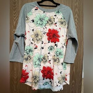 🎄 5 for $25 🎄 LuLaRoe Randy top